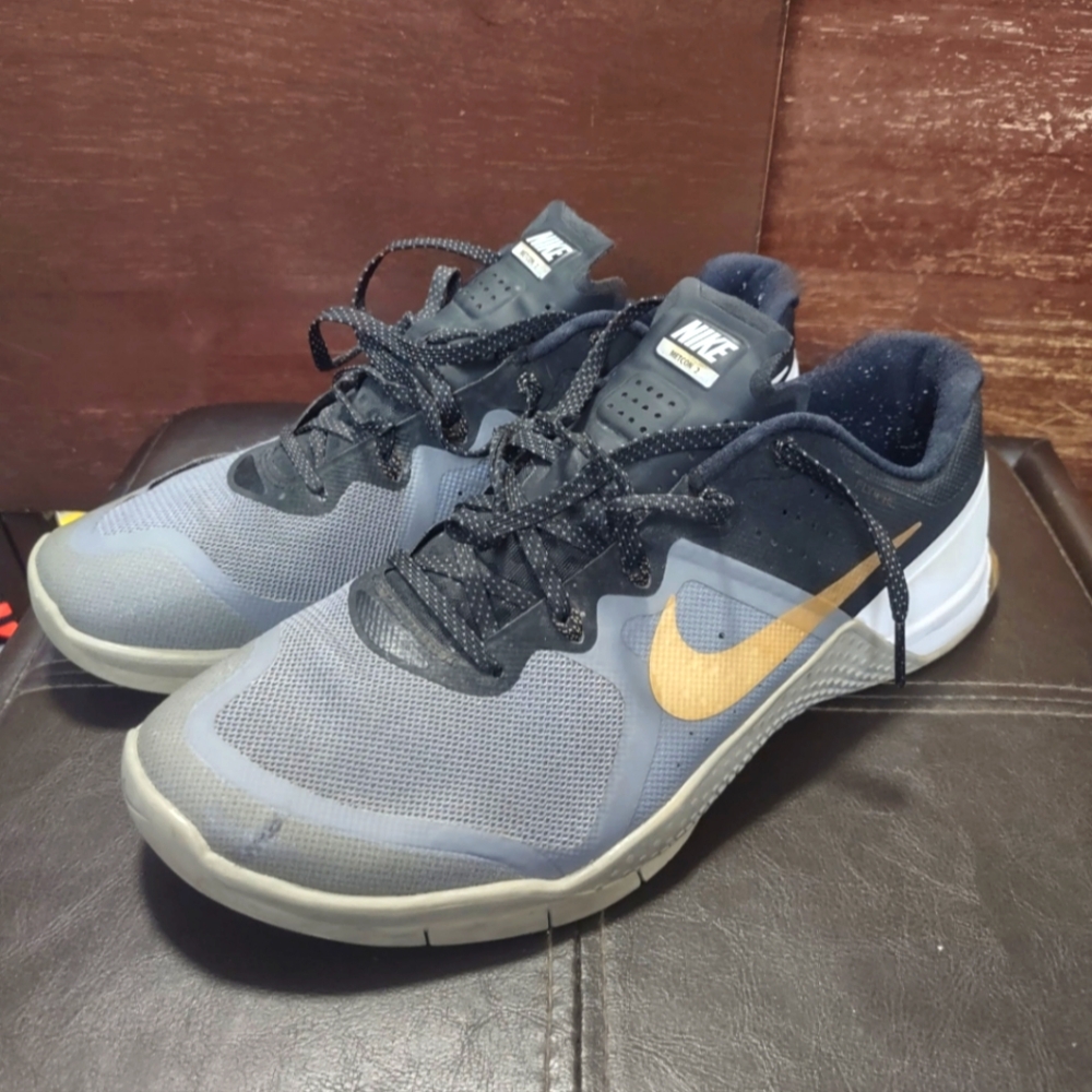 Nike Men's Gray and Gold Training Shoes